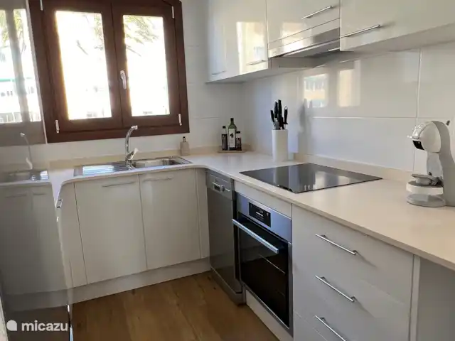 Location de Vacances Espagne, Costa Blanca, Jávea, appartement - Mira La Isla La cuisine est entièrement équipée et équipée d'un lave-vaisselle, d'un grand réfrigérateur avec congélateur, d'un bon four et d'un micro-onde séparé. Un Nescafé Dulce Gusto pour un délicieux café, un grille-pain et de nombreux plats et verres.