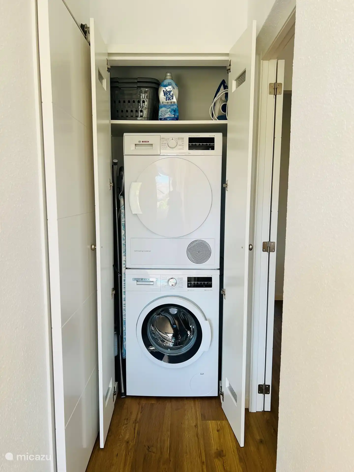 Hay una lavadora y una secadora disponibles para su propia ropa, bien escondidas en un armario ventilado.