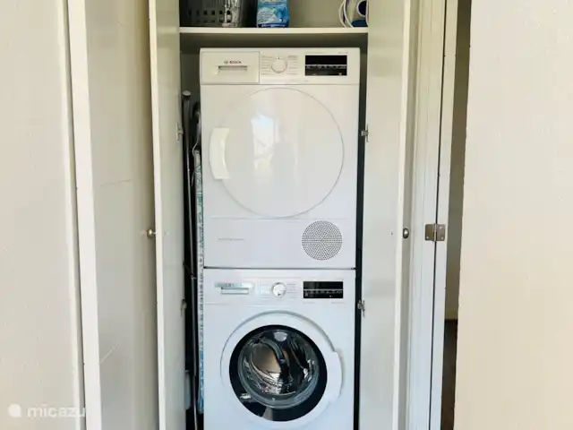 Location de Vacances Espagne, Costa Blanca, Jávea, appartement - Mira La Isla Un lave-linge et un sèche-linge sont à votre disposition pour votre propre linge, joliment cachés dans un placard ventilé.