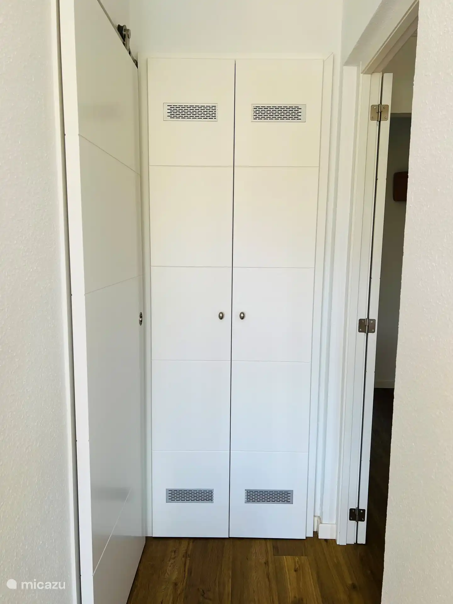 Hay una lavadora y una secadora disponibles para su propia ropa, bien escondidas en un armario ventilado.