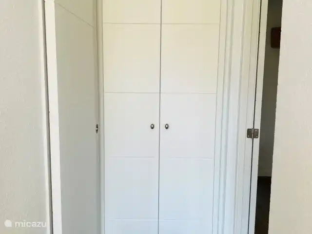 Location de Vacances Espagne, Costa Blanca, Jávea, appartement - Mira La Isla Un lave-linge et un sèche-linge sont à votre disposition pour votre propre linge, joliment cachés dans un placard ventilé.