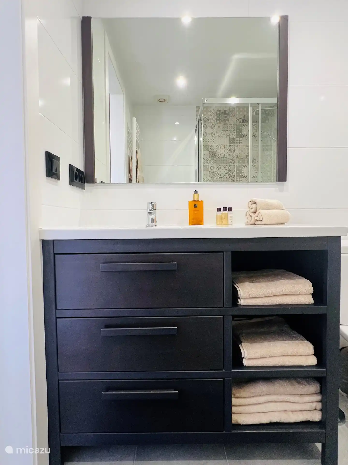 El baño 1, con lavabo, inodoro y ducha, pertenece al dormitorio 1.