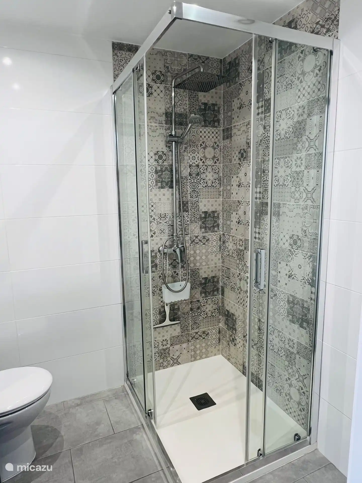 El baño 1, con lavabo, inodoro y ducha, pertenece al dormitorio 1.