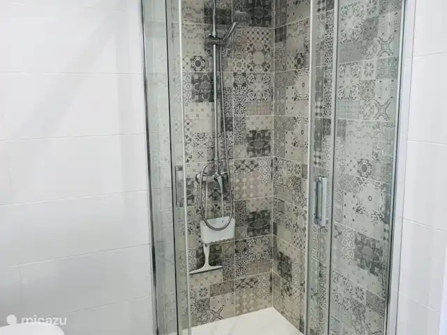 Location de Vacances Espagne, Costa Blanca, Jávea, appartement - Mira La Isla La salle de bain 1, avec lavabo, toilettes et douche, est attenante à la chambre 1.