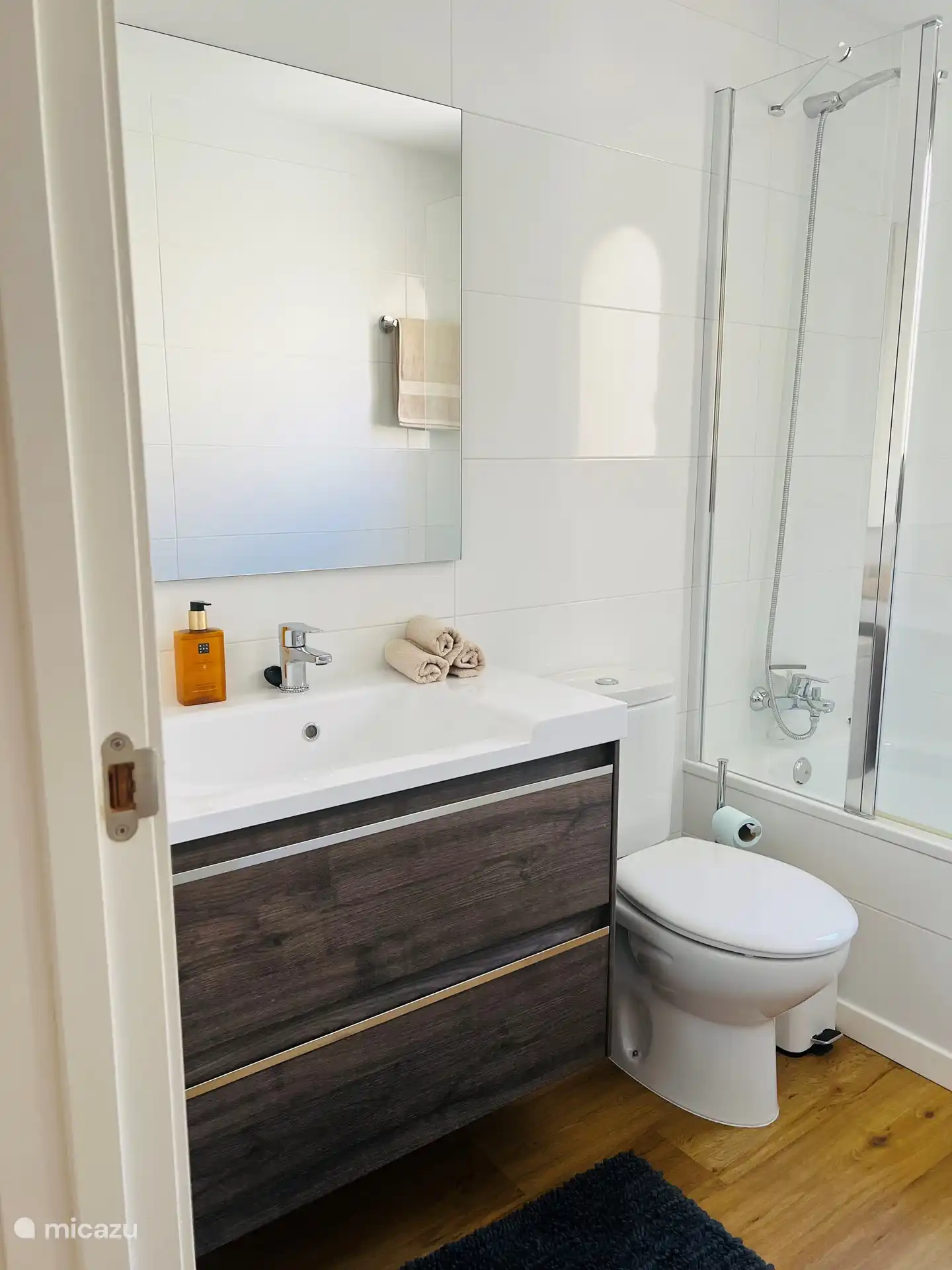 El baño 2, con lavabo, inodoro y bañera, es compartido por los dormitorios 2 y 3.