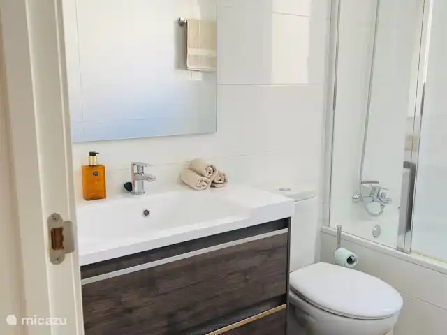 Location de Vacances Espagne, Costa Blanca, Jávea, appartement - Mira La Isla La salle de bain 2, avec lavabo, toilettes et baignoire, est commune aux chambres 2 et 3.