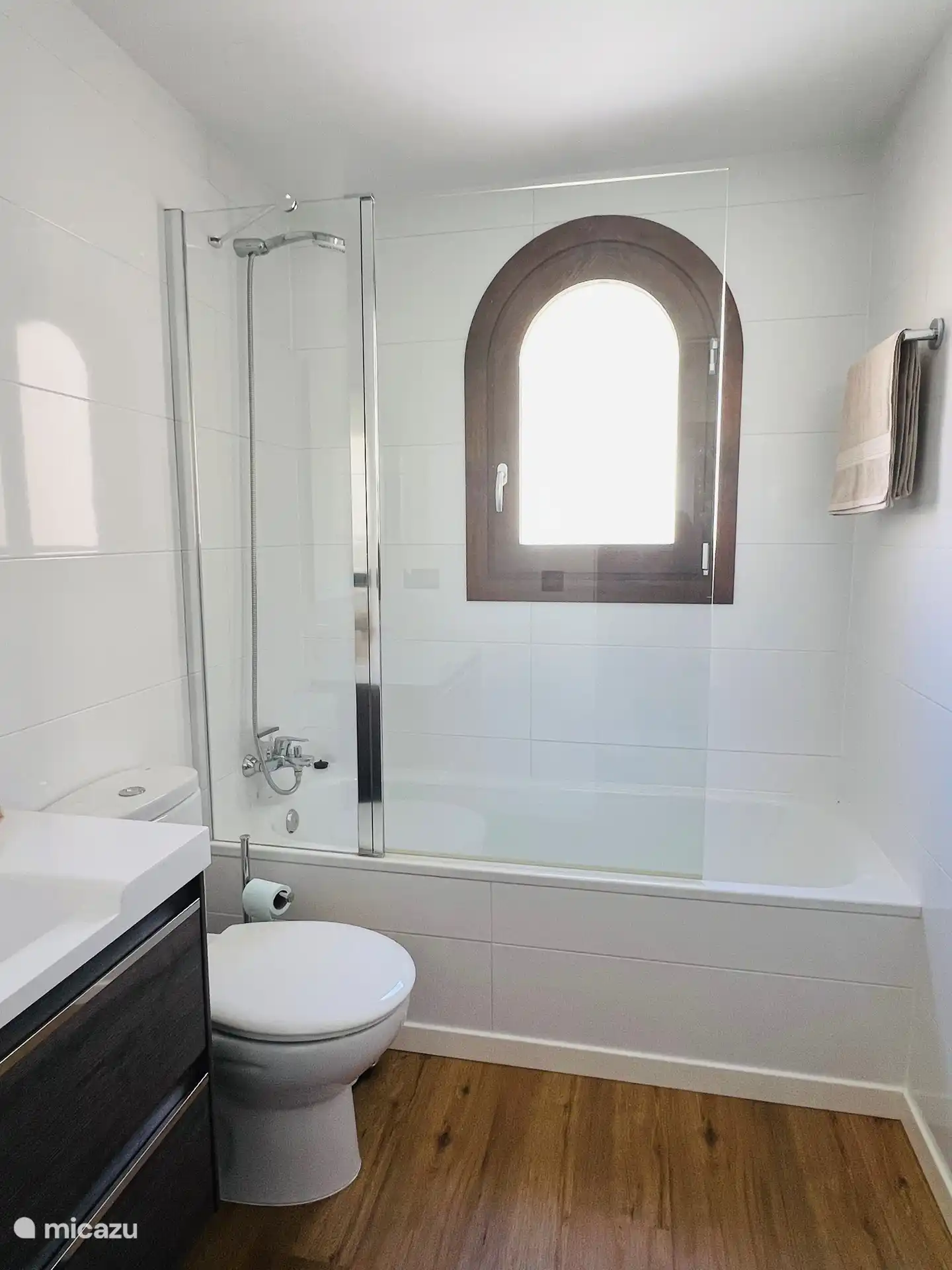 El baño 2, con lavabo, inodoro y bañera, es compartido por los dormitorios 2 y 3.