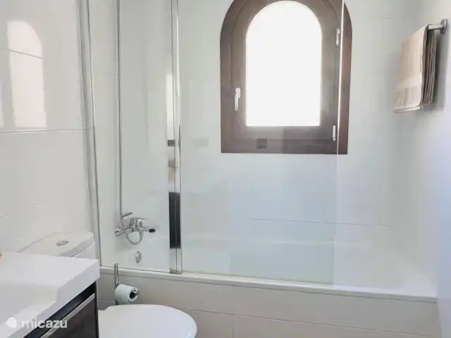 Location de Vacances Espagne, Costa Blanca, Jávea, appartement - Mira La Isla La salle de bain 2, avec lavabo, toilettes et baignoire, est commune aux chambres 2 et 3.