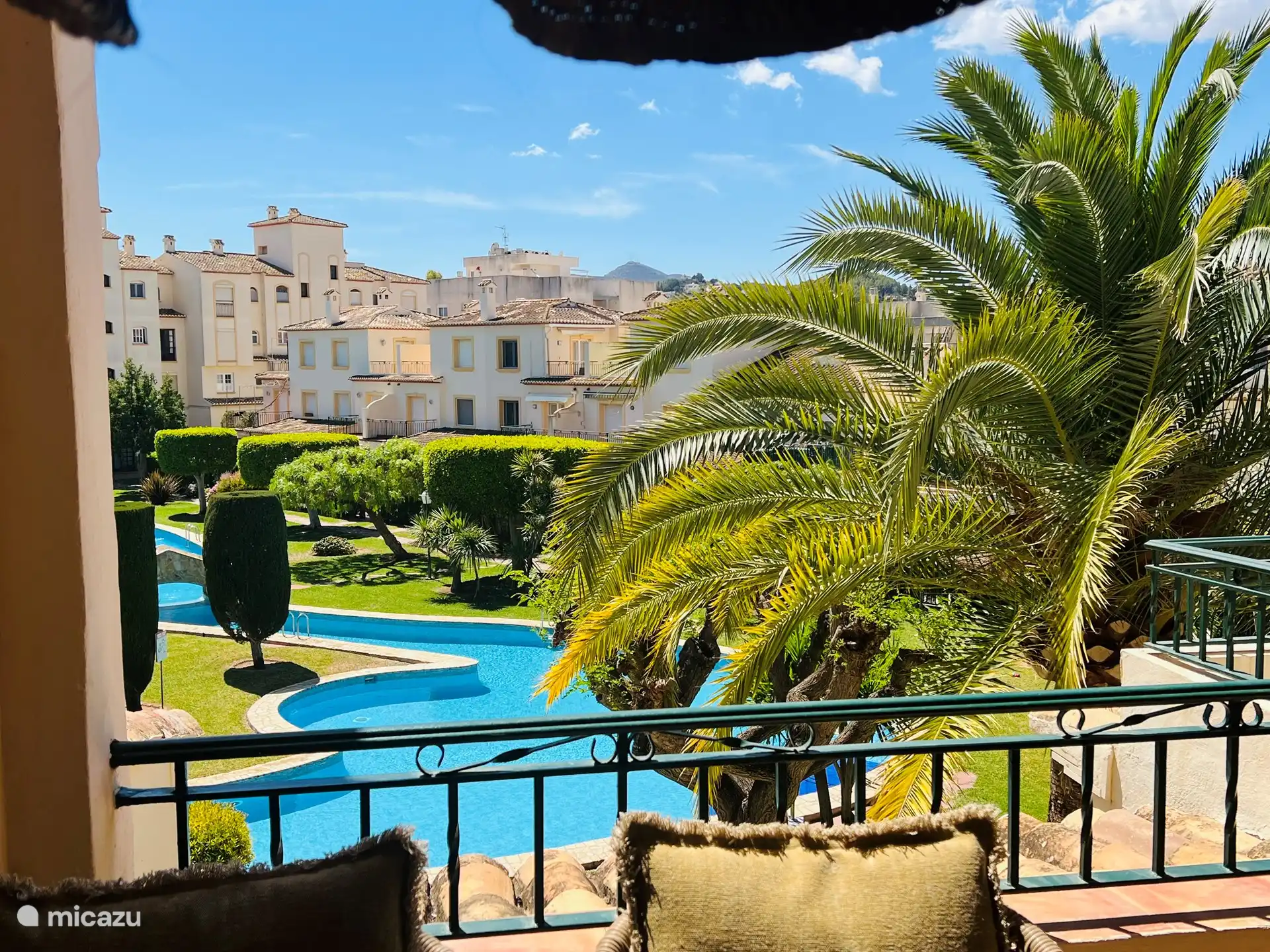 Vista desde la terraza cubierta y protegida, ideal para leer o comer a la sombra.
