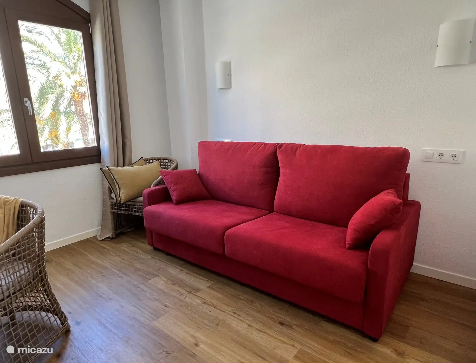 El dormitorio 3 tiene un escritorio donde podrás trabajar (durante tu trabajo) con fibra óptica de alta velocidad. Hay un sofá cama que se puede convertir fácilmente en una cama con un colchón de 150 cm. Este dormitorio también tiene aire acondicionado.