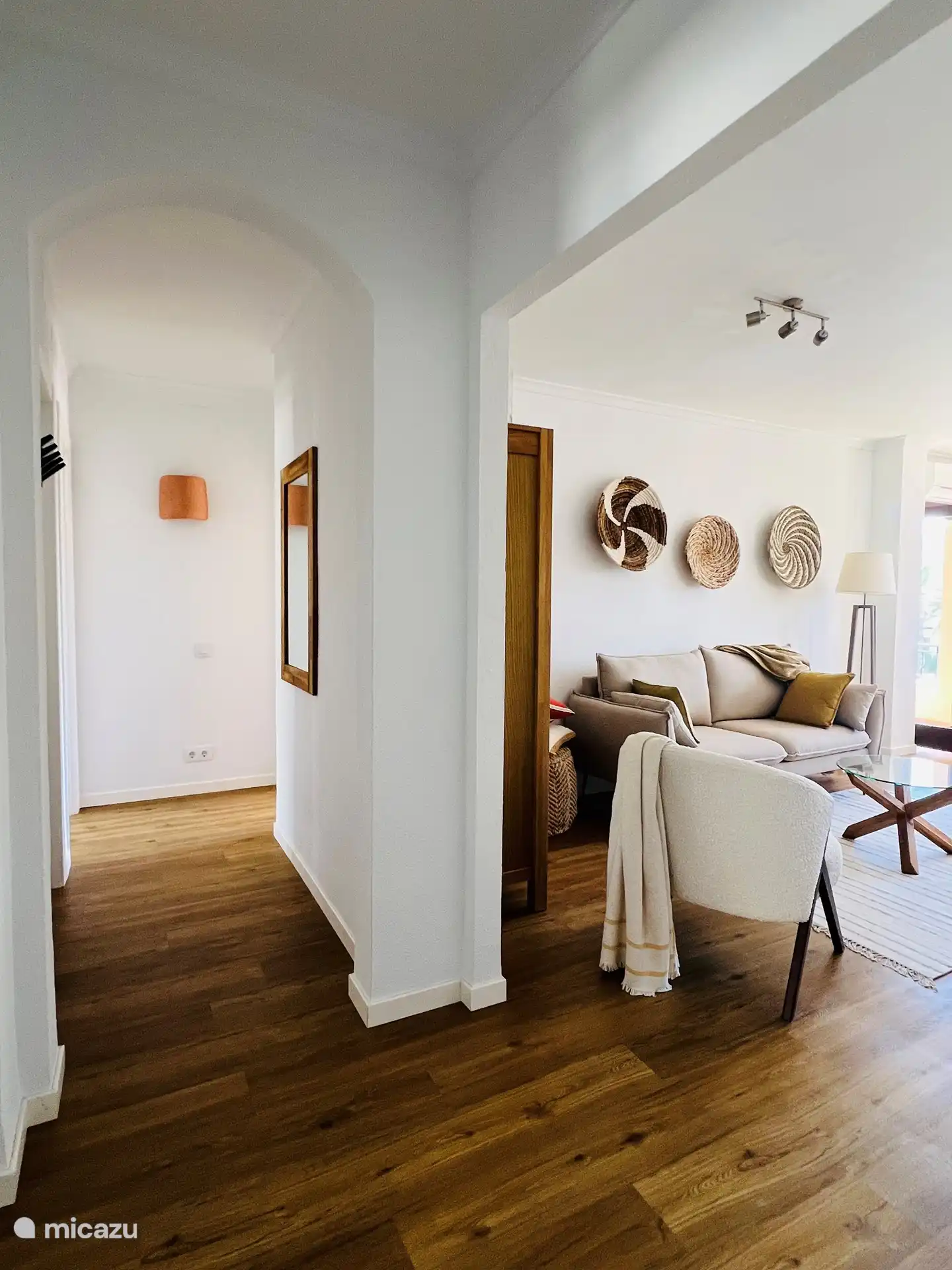 Una habitación espaciosa y elegantemente decorada con una acogedora sala de estar y comedor. A través de las puertas francesas se accede a la terraza cubierta con una vista maravillosa. Mueble vajilla con abundante vajilla de cristal, TV con brazo giratorio, para poder ver la televisión también desde la mesa del comedor. Canales holandeses.