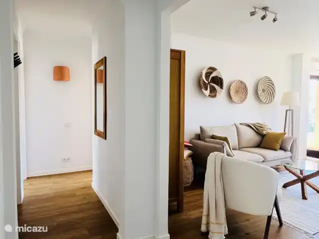 Location de Vacances Espagne, Costa Blanca, Jávea, appartement - Mira La Isla Une chambre spacieuse et élégamment décorée avec un coin salon et salle à manger confortable. Par les portes françaises, vous entrez sur la terrasse couverte avec une vue magnifique. Meuble à vaisselle avec beaucoup de vaisselle en verre, TV avec bras pivotant, pour que vous puissiez également regarder la télévision depuis la table à manger. Chaînes néerlandaises.