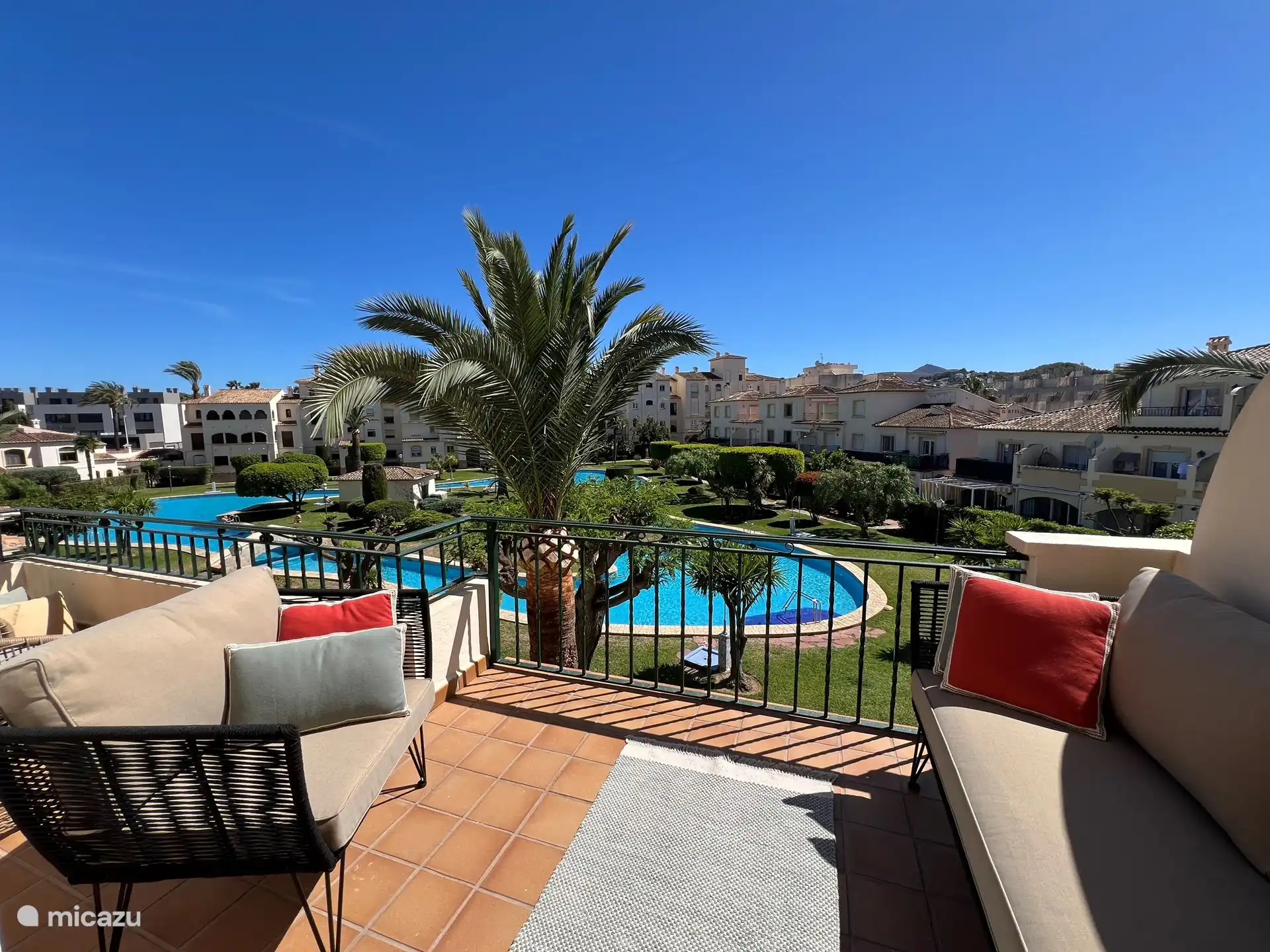 Relájese en la terraza orientada al sur con una gran vista.