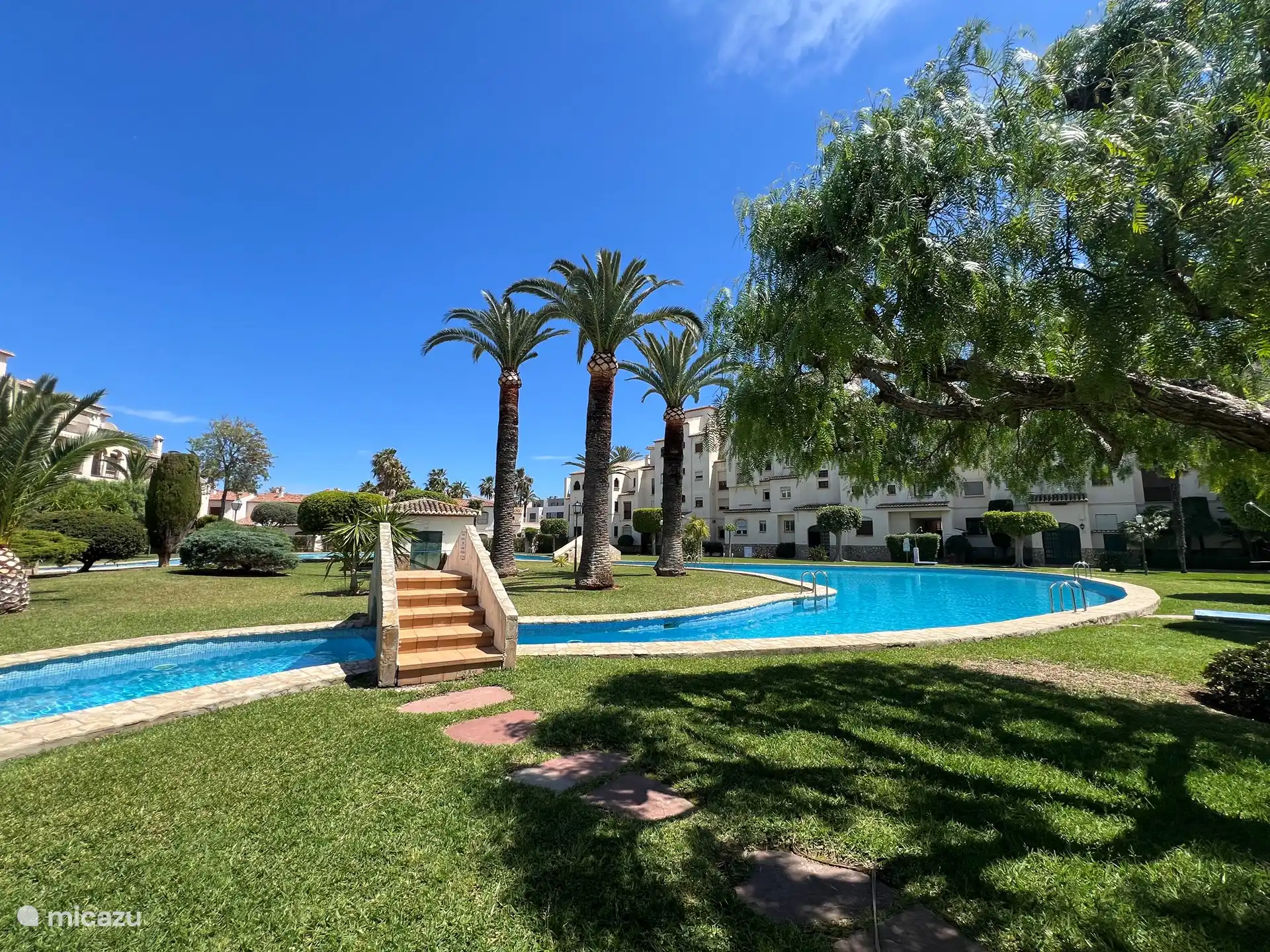 Encuentre un lugar agradable en la isla o en el jardín que la rodea, a la sombra o bajo el sol español.