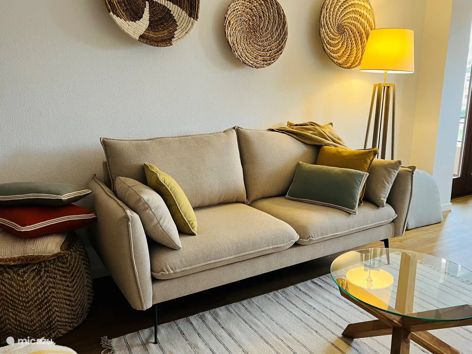 Una habitación espaciosa y elegantemente decorada con una acogedora sala de estar y comedor. A través de las puertas francesas se accede a la terraza cubierta con una vista maravillosa. Armario con vajilla de cristal suficiente, TV con canales holandeses.