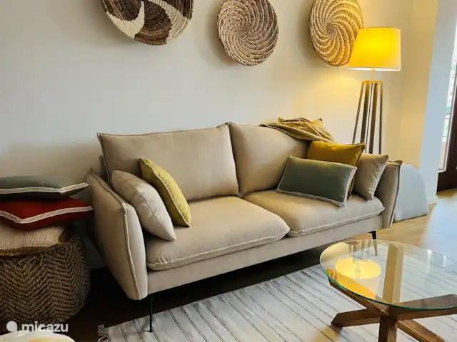 Location de Vacances Espagne, Costa Blanca, Jávea, appartement - Mira La Isla Une chambre spacieuse et élégamment décorée avec un coin salon et salle à manger confortable. Par les portes françaises, vous entrez sur la terrasse couverte avec une vue magnifique. Placard à vaisselle avec suffisamment de vaisselle en verre, TV avec chaînes néerlandaises.