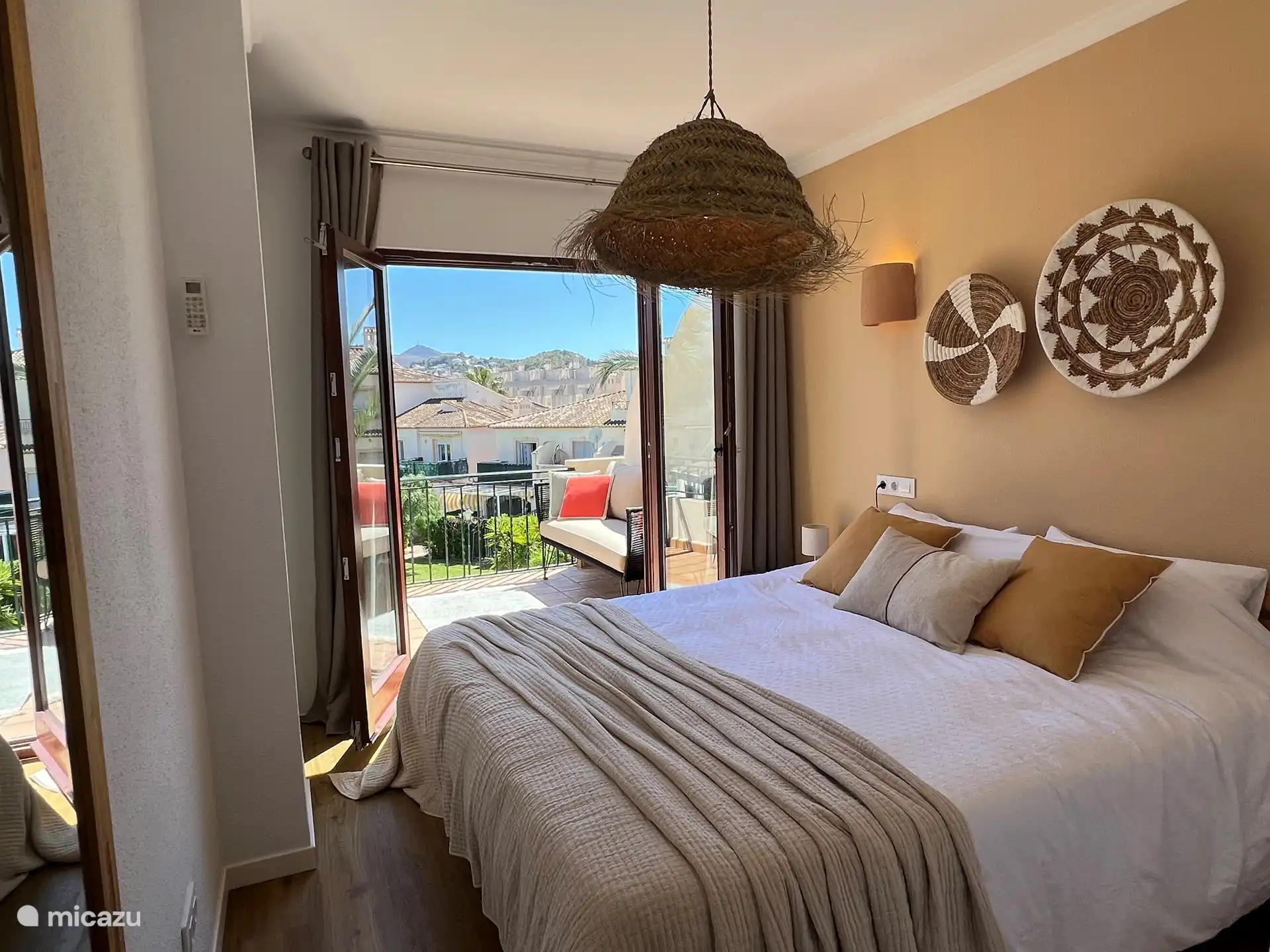 El dormitorio principal con baño 'en suite'. Ambos amplios dormitorios dobles tienen acceso directo a un balcón (privado). Tanto el salón como los 3 dormitorios tienen aire acondicionado.