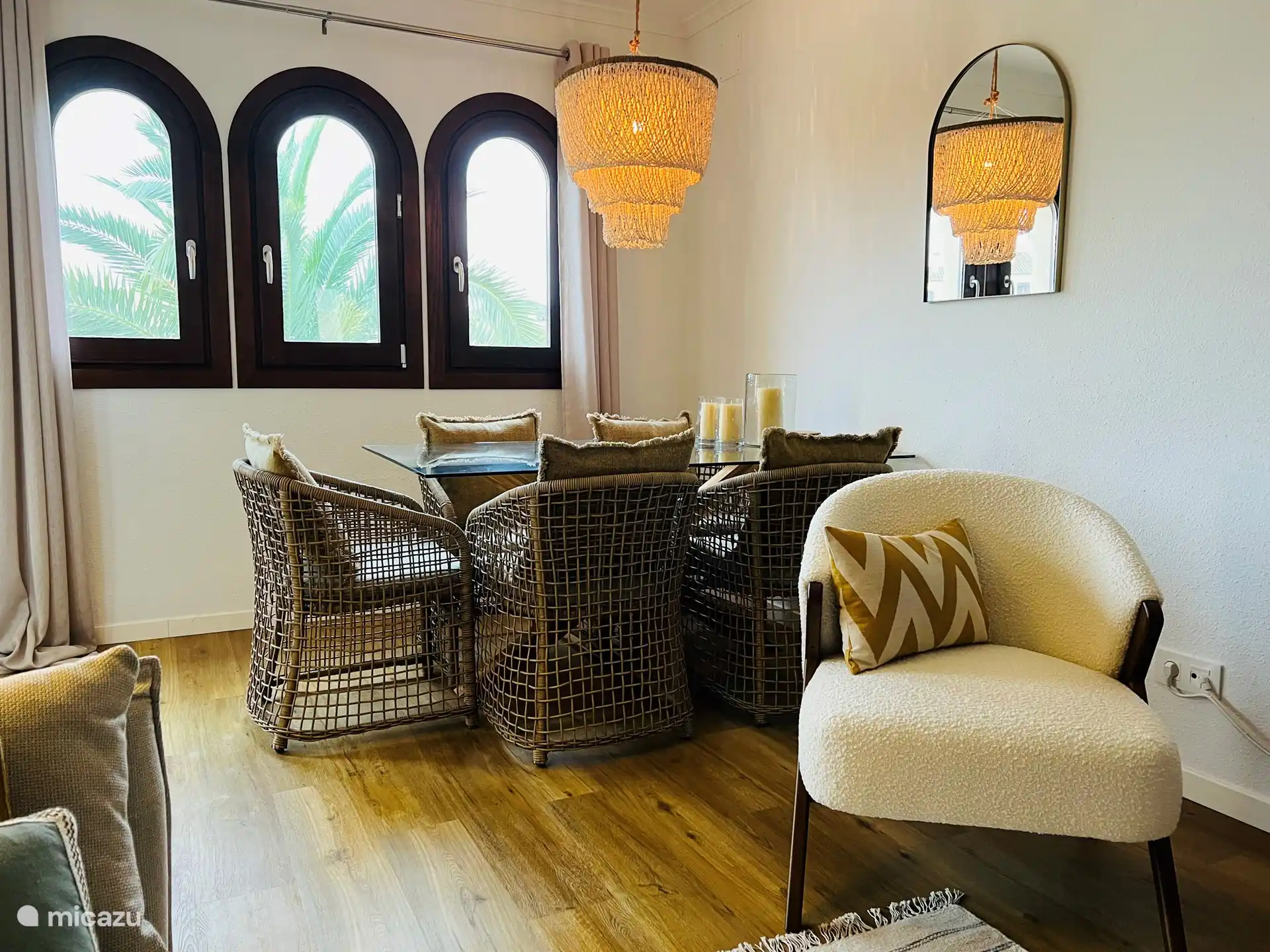 Una habitación espaciosa y elegantemente decorada con una acogedora sala de estar y comedor. A través de las puertas francesas se accede a la terraza cubierta con una vista maravillosa. Vajilla con suficiente vajilla de cristal, TV con canales holandeses.