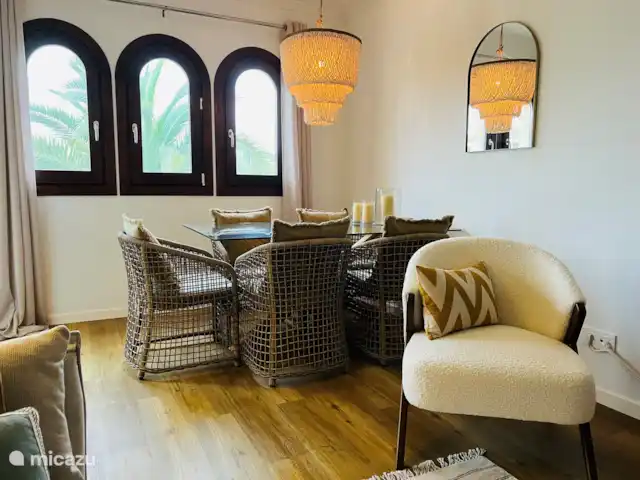 Location de Vacances Espagne, Costa Blanca, Jávea, appartement - Mira La Isla Une chambre spacieuse et élégamment décorée avec un coin salon et salle à manger confortable. Par les portes françaises, vous entrez sur la terrasse couverte avec une vue magnifique. Placard à vaisselle avec suffisamment de vaisselle en verre, TV avec chaînes néerlandaises.