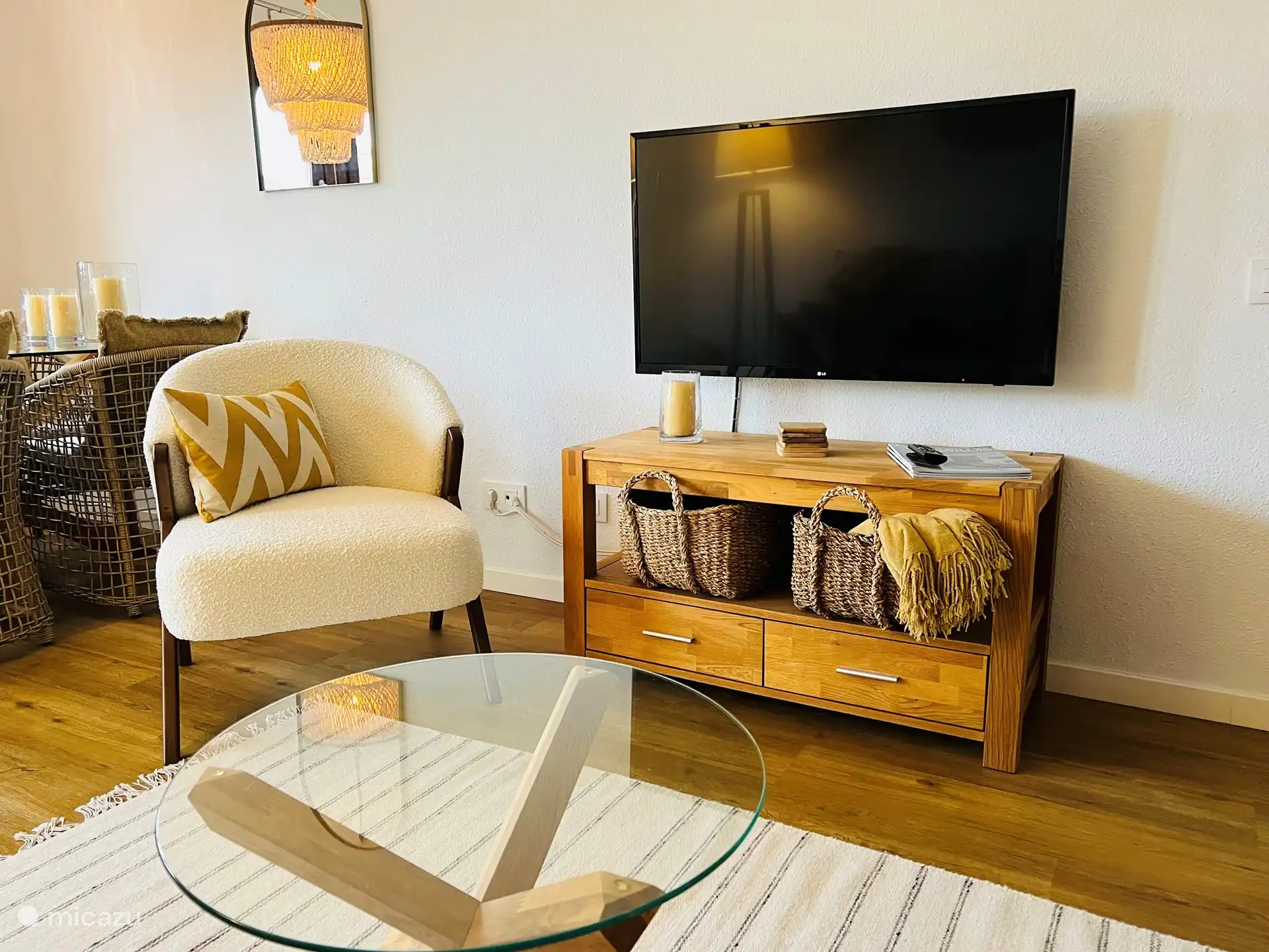 De vez en cuando es agradable poder ver la televisión y los canales holandeses. El televisor tiene un brazo giratorio, por lo que tendrá una buena imagen en todo el salón.