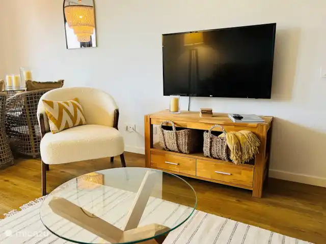 Location de Vacances Espagne, Costa Blanca, Jávea, appartement - Mira La Isla De temps en temps, c'est agréable de pouvoir regarder la télévision, les chaînes néerlandaises. Le téléviseur est équipé d'un bras pivotant, ce qui vous permet d'avoir une bonne image de tout le salon.
