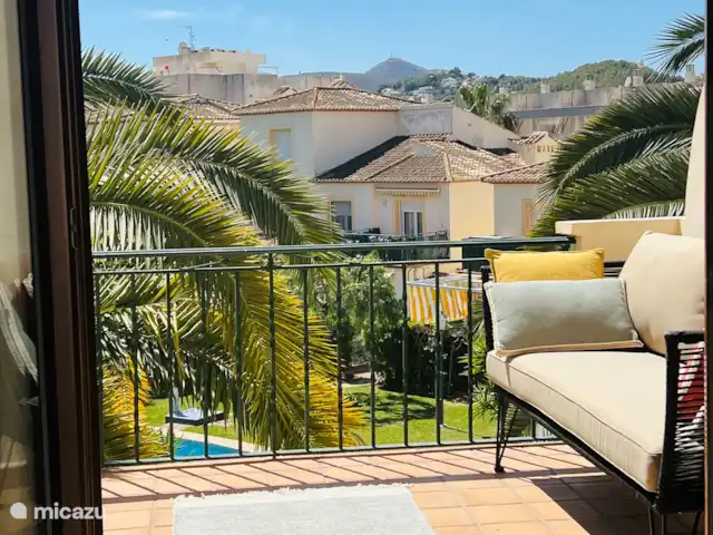 Location de Vacances Espagne, Costa Blanca, Jávea, appartement - Mira La Isla Détendez-vous sur la terrasse orientée sud avec une vue magnifique sur le magnifique jardin commun le plus grand et le plus vert avec la plus grande piscine de Jávea.