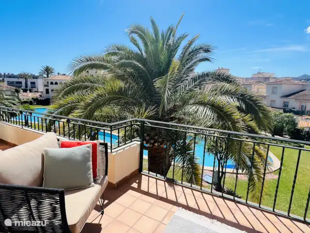 Location de Vacances Espagne, Costa Blanca, Jávea, appartement - Mira La Isla Détendez-vous sur la terrasse orientée sud avec une vue magnifique sur le magnifique jardin commun le plus grand et le plus vert avec la plus grande piscine de Jávea.
