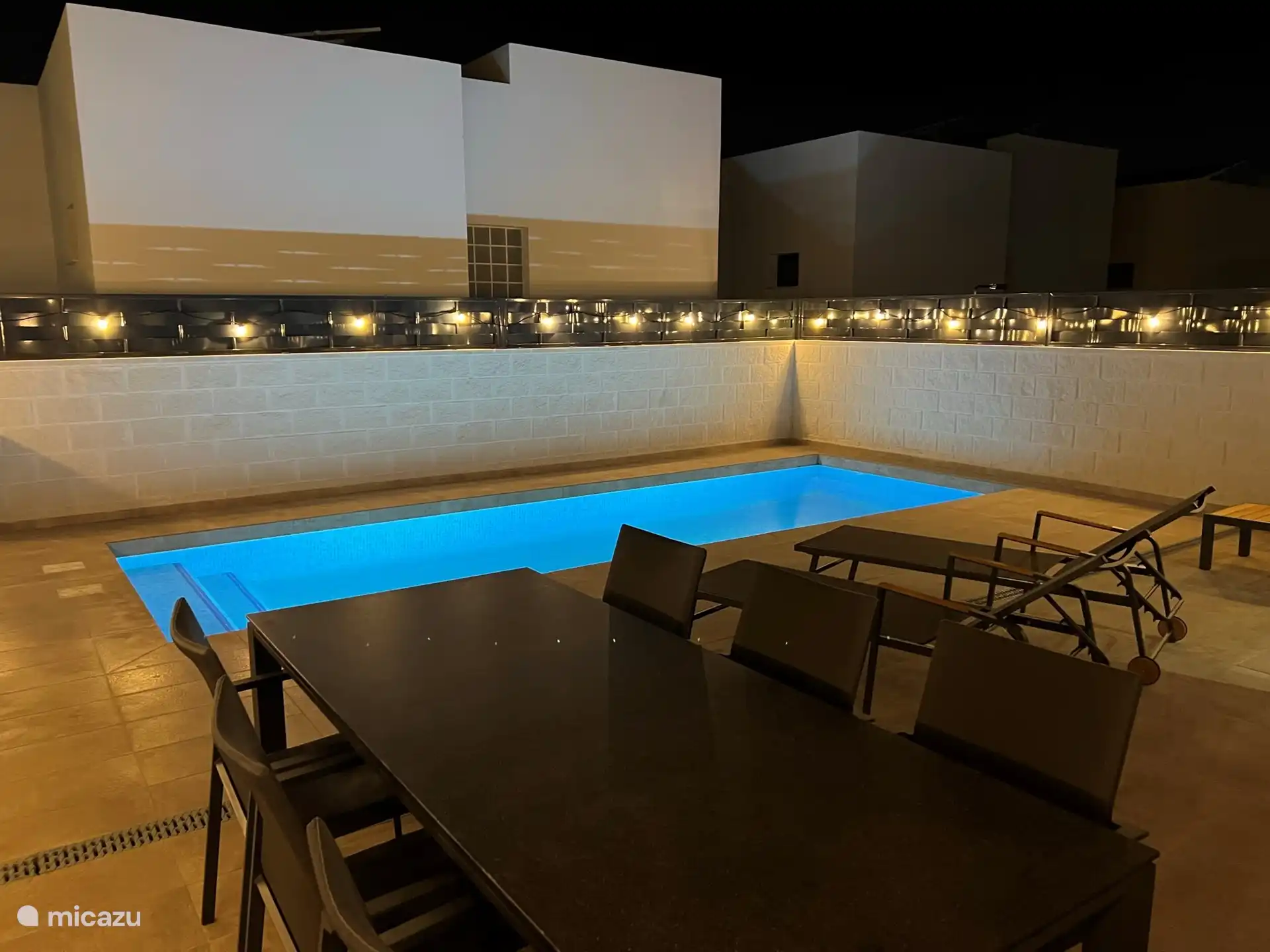 Hinterhof mit beleuchtetem Swimmingpool