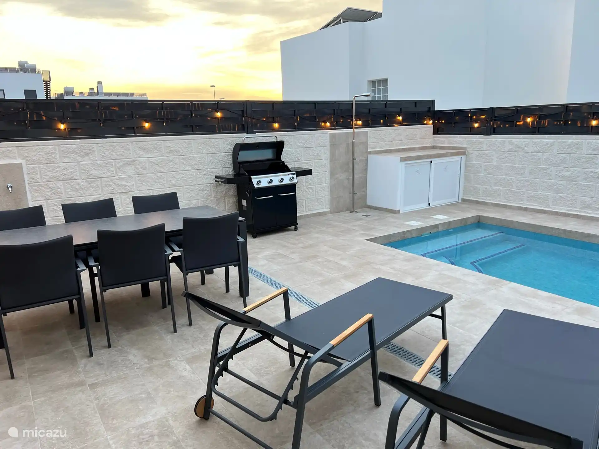 Garten mit Swimmingpool und Grill