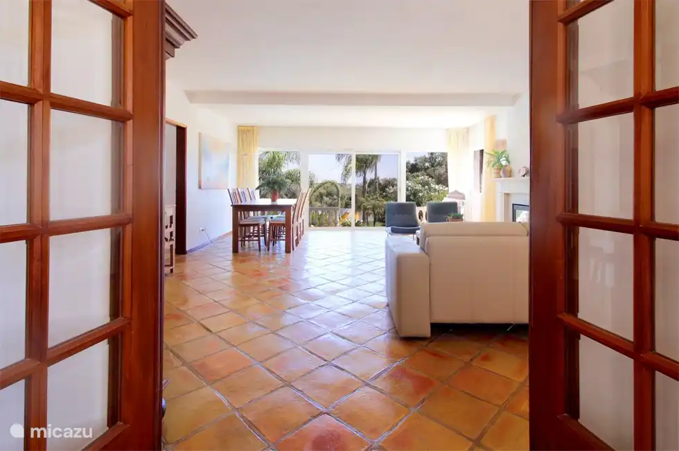 Spacious living room with unobstructed views, a new comfortable fabric sofa (recently added), attractive green plants and plenty of light. Great to relax in!