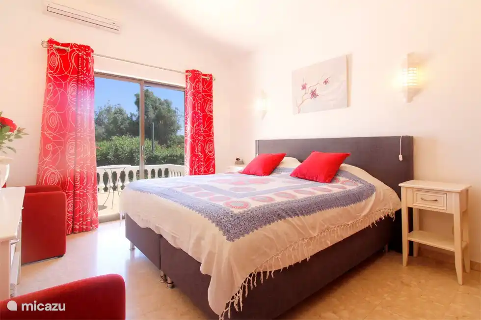 Attractive bedroom with an unobstructed view of the garden. Recently renewed with fresh bedding and curtains (not yet in the picture). Calm and comfort guaranteed!