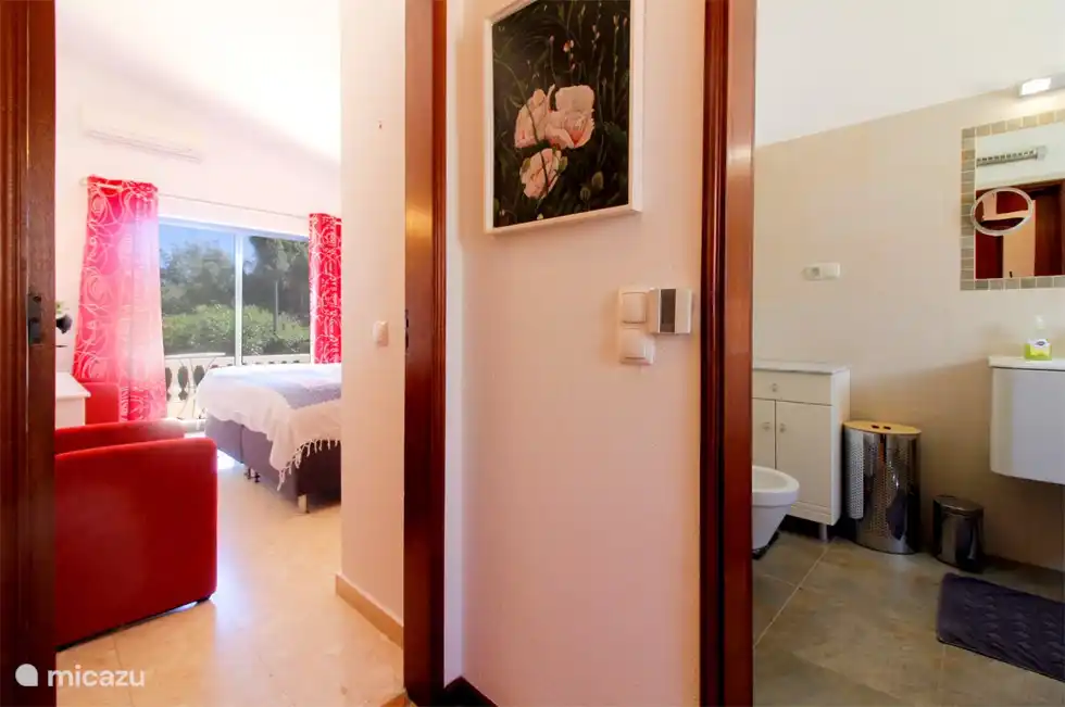 The bathroom is practically around the corner: easily and quickly accessible, for optimal convenience during your stay.