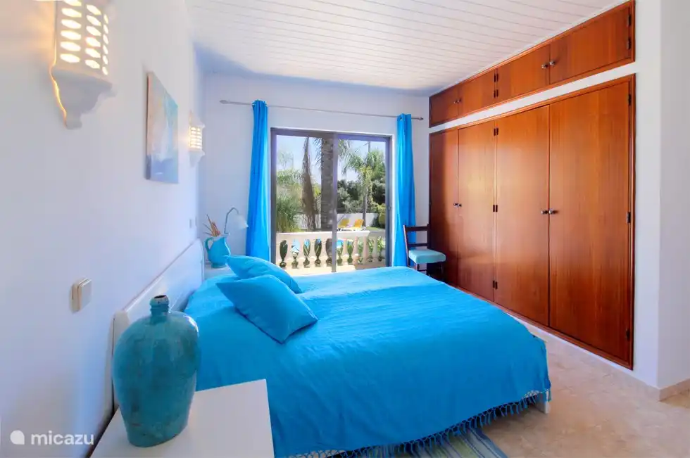 Attractive bedroom with an unobstructed view of the garden. Recently renewed with fresh bedding and curtains (not yet in the picture). Calm and comfort guaranteed!