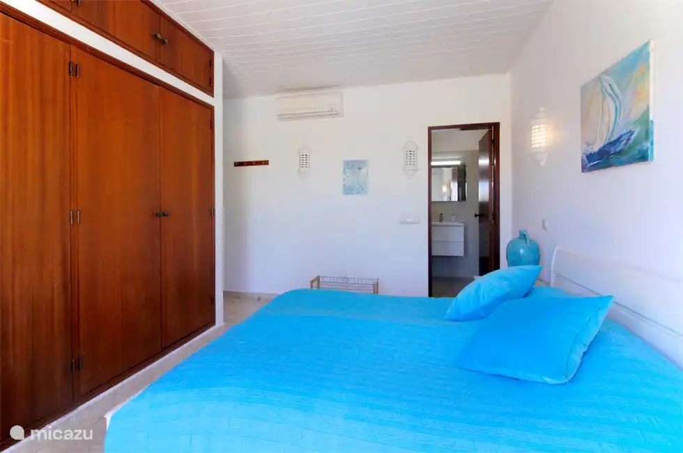 Attractive bedroom with an unobstructed view of the garden. Recently renewed with fresh bedding and curtains (not yet in the picture). Calm and comfort guaranteed!