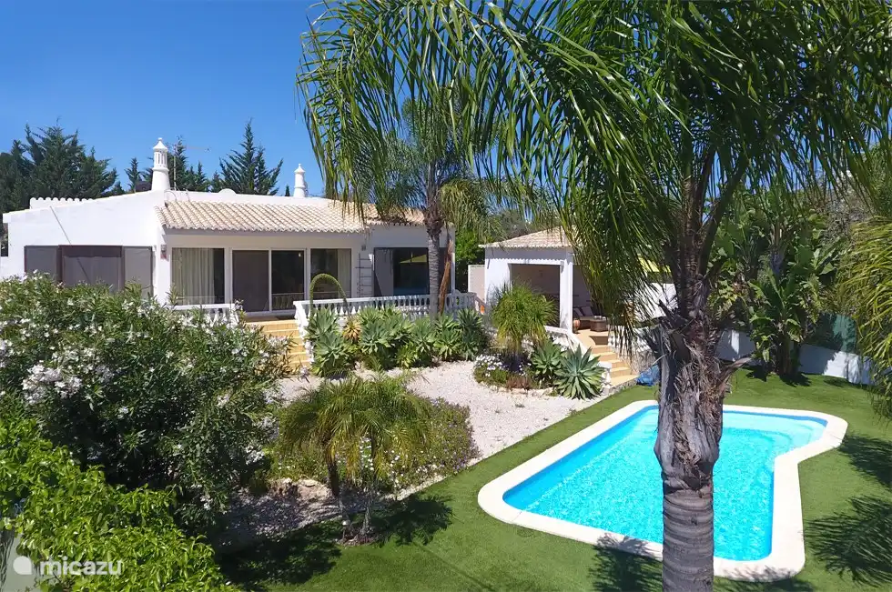 Sunny garden with private pool, palm trees, sun and shaded spots. Enjoy the outdoors in our living garden – the place to relax in beautiful Carvoeiro.