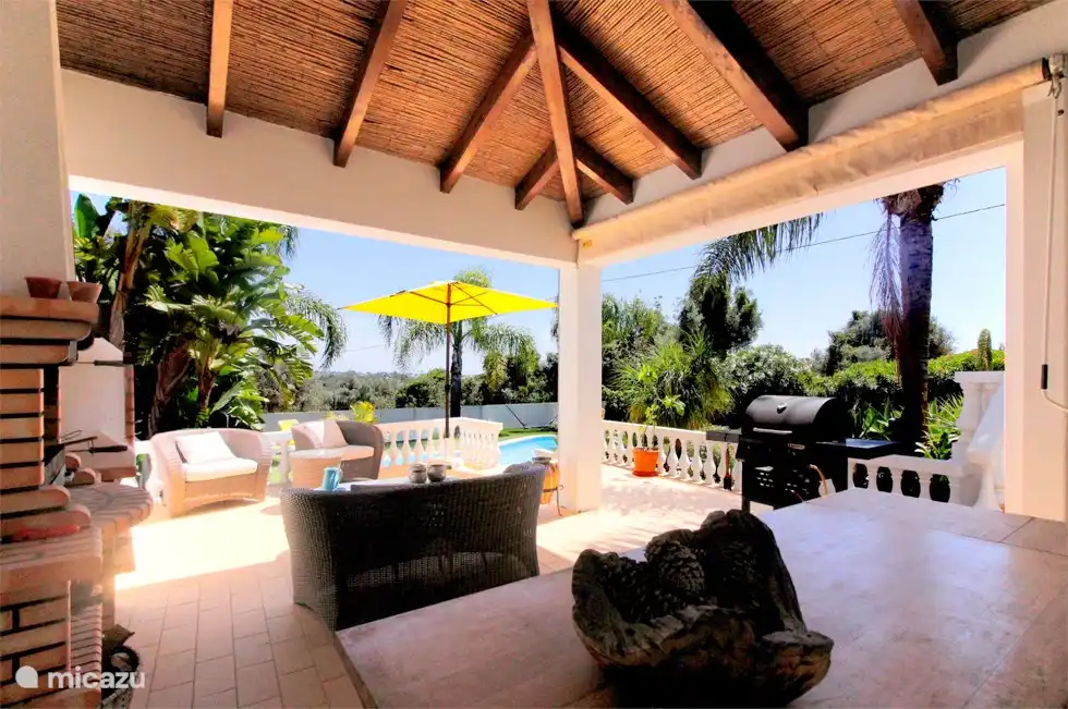 Enjoy long summer evenings at the BBQ, an original pizza oven with lounge set and generous dining table for 10 people. The perfect place for socializing under the Portuguese sun! 