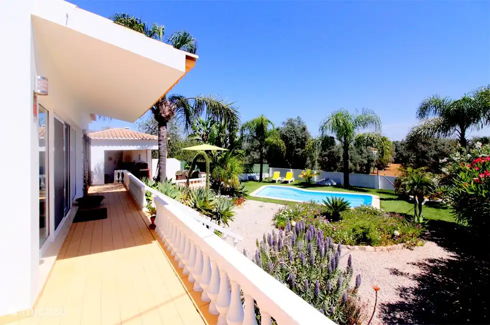 Sunny garden with private pool, palm trees, sun and shaded spots. Enjoy the outdoors in our living garden – the place to relax in beautiful Carvoeiro.