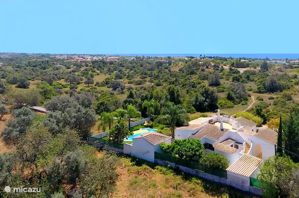 Beautiful green garden, unobstructed view and yet centrally located. Not isolated, with cozy restaurants around the corner. Enjoy peace and bustle in charming Carvoeiro.