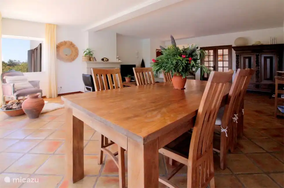 Large dining table with beautiful views of the garden. The place for long dinners, games or a good glass of wine with a view of greenery and tranquility.