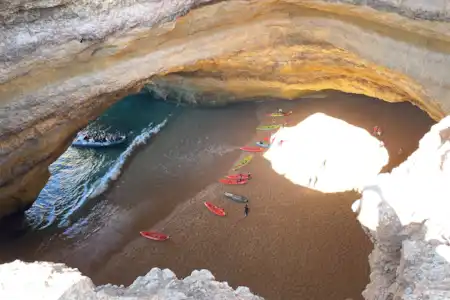 Visita la mundialmente famosa cueva de Benagil
