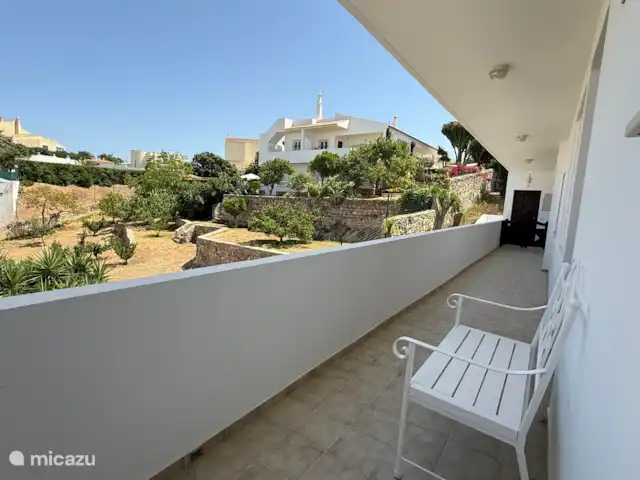 Location de Vacances Portugal, Algarve, Carvoeiro, appartement - Casa Branco Carvoeiro Algarve Terrasse avant avec soleil du matin