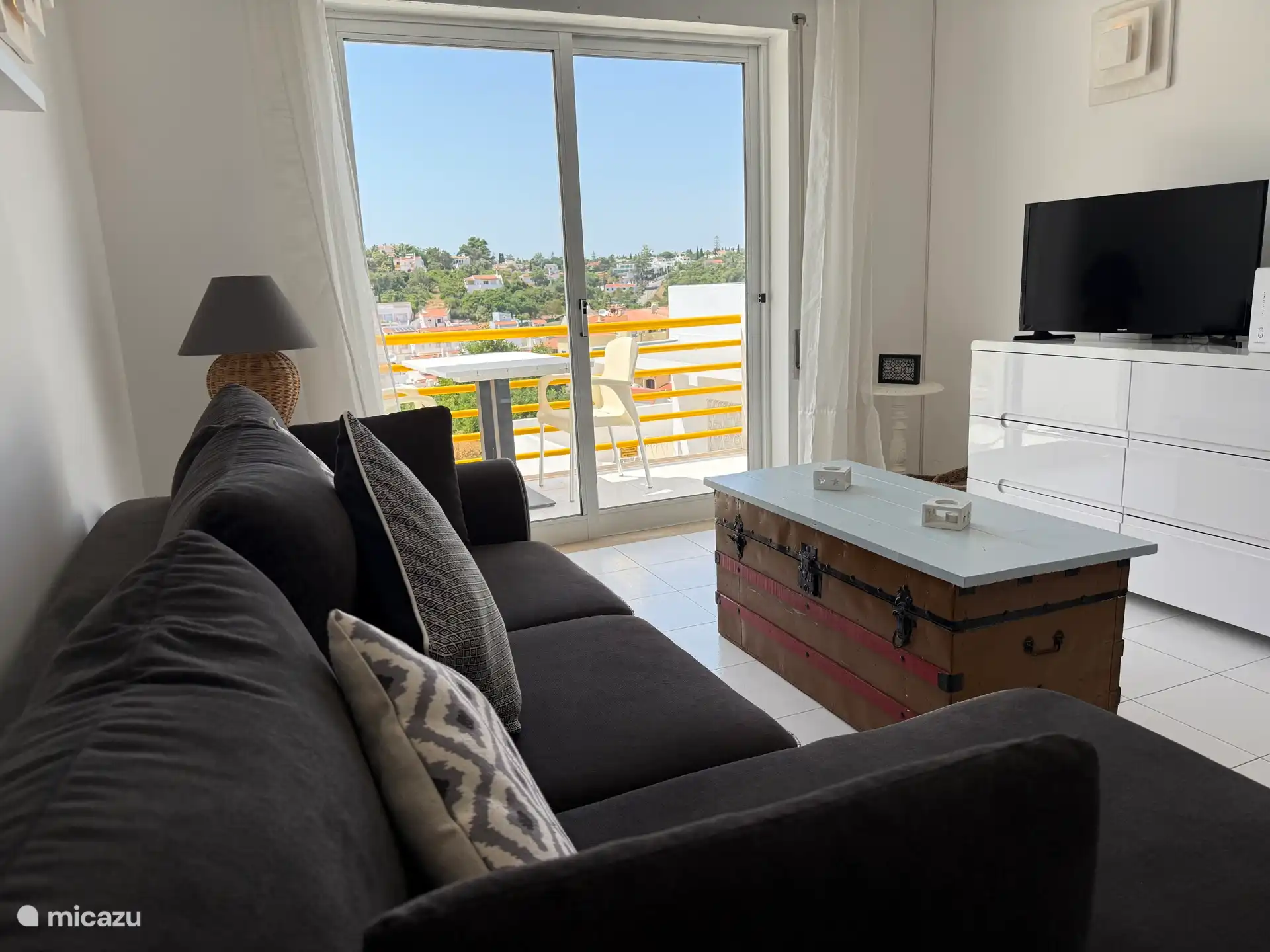 Spacious sitting area with TV