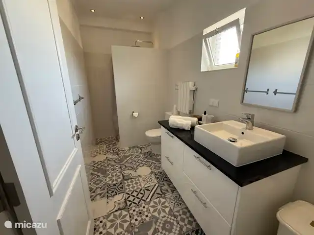 Location de Vacances Portugal, Algarve, Carvoeiro, appartement - Casa Branco Carvoeiro Algarve Salle de bains luxueuse avec douche à effet pluie