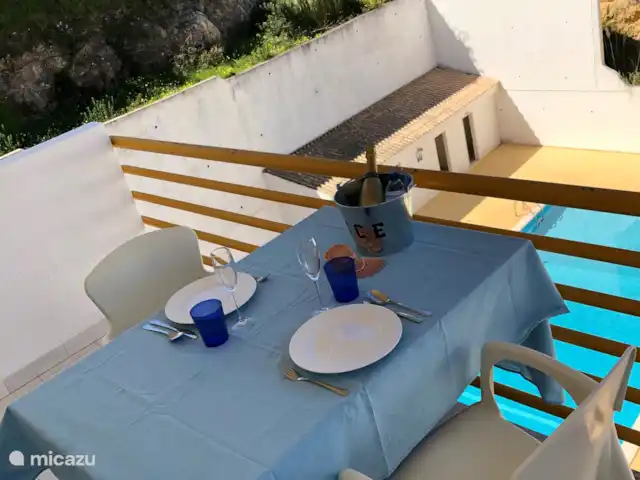 Location de Vacances Portugal, Algarve, Carvoeiro, appartement - Casa Branco Carvoeiro Algarve Balcon avec table à manger spacieuse et vue sur la piscine