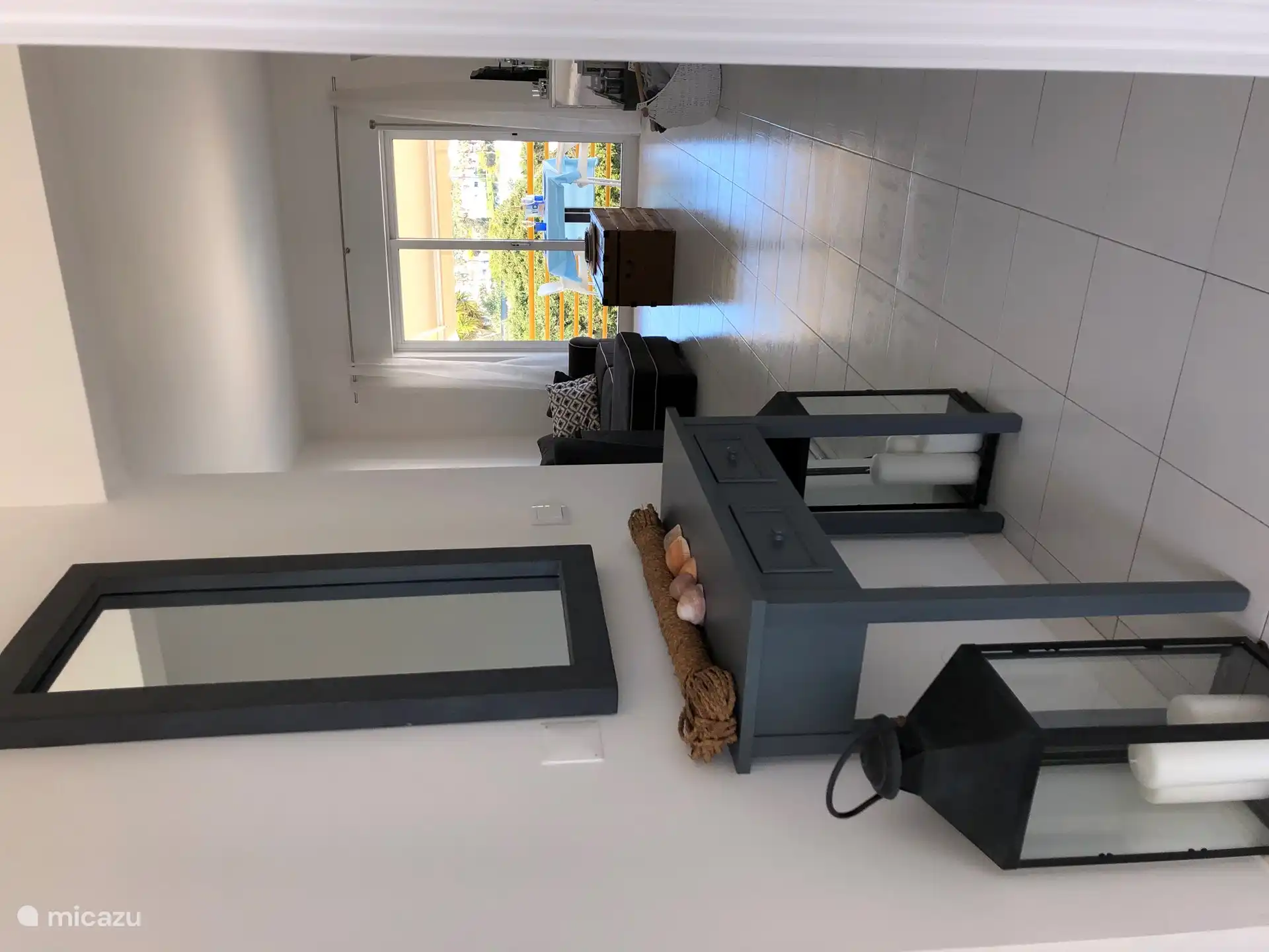 Central corridor to bathroom, kitchen, bedroom and living room