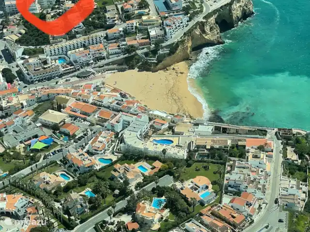 Location de Vacances Portugal, Algarve, Carvoeiro, appartement - Casa Branco Carvoeiro Algarve Emplacement de l’appartement au cœur de Carvoeiro à 150 mètres de la plage