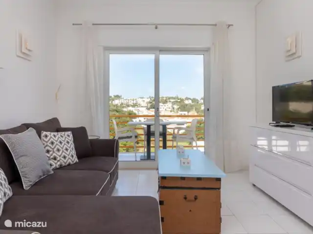 Location de Vacances Portugal, Algarve, Carvoeiro, appartement - Casa Branco Carvoeiro Algarve Salon avec porte coulissante donnant sur un balcon ensoleillé et une vue imprenable