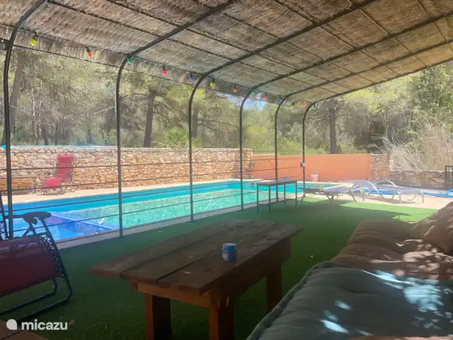 Cabaña L'Ametlla | Espagne, Costa Dorada, Tarragone - cabane en bois / lodge Le canapé lounge à l’ombre au bord de la piscine.