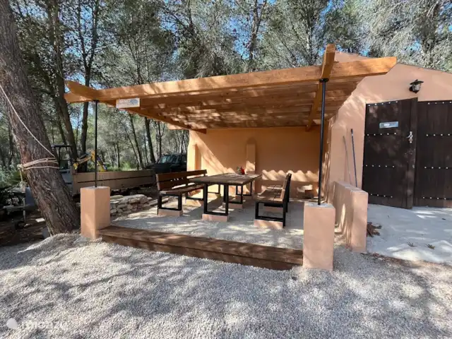 Cabaña L'Ametlla | Espagne, Costa Dorada, Tarragone - cabane en bois / lodge Plaça de hablabla. Lieu partagé où vous pouvez vous rencontrer et vous asseoir confortablement tout en prenant un verre. Bel endroit avec de l’ombre.