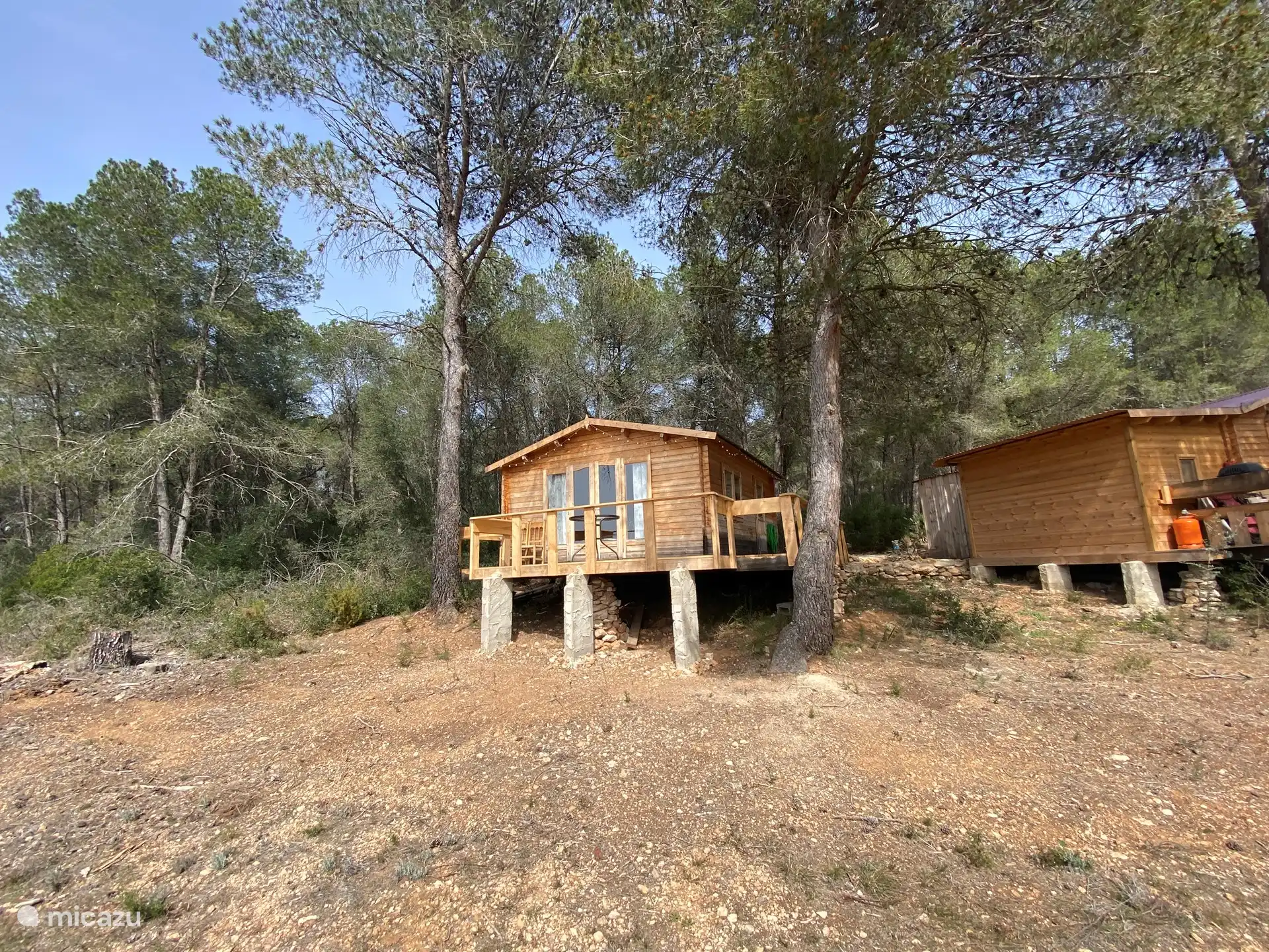 The cabin from the orchard. The other cabin is on the right of the photo. (4 persons)